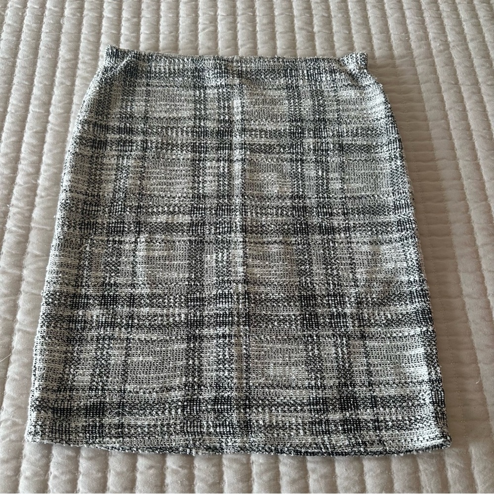 Elegant Black and White Plaid Skirt - Picture 2 of 6